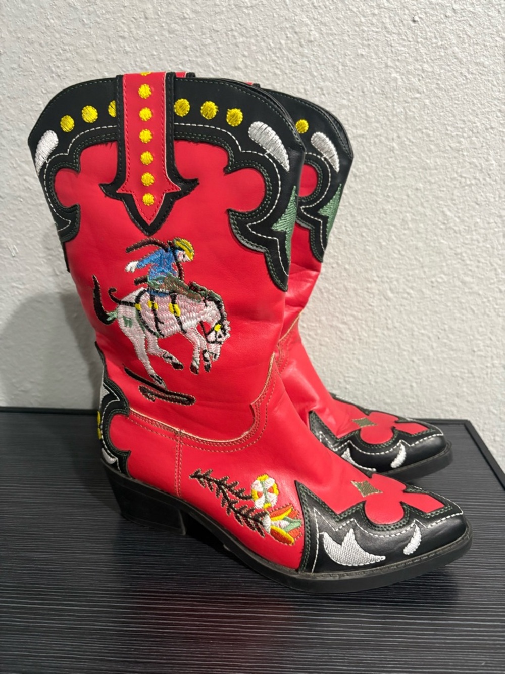 Embroidered Western Cowboy Cowgirl boots Sz 38 (7.5/8)
